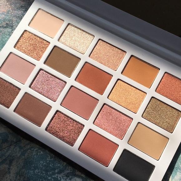 Morphe x Madison Beer Channel surfing palette - Picture 3 of 6